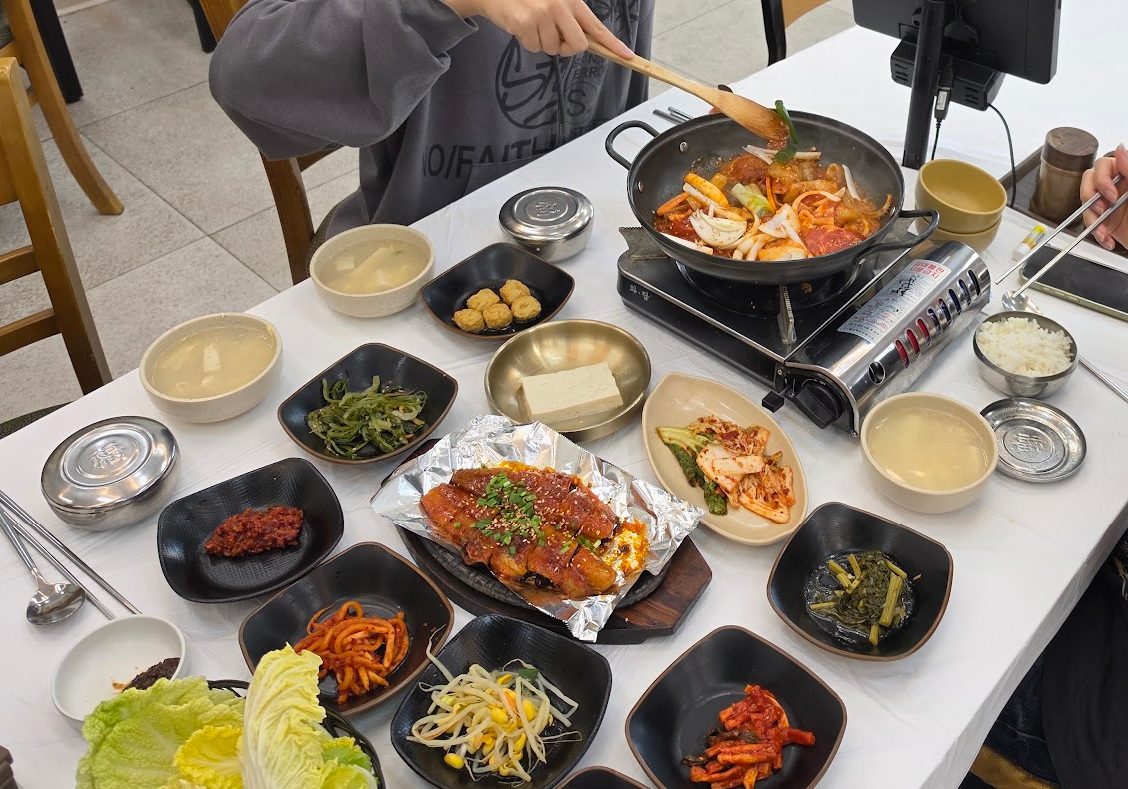 Ojingeo-samgyeop bulgogi and grilled hwangtae with many small side dishes